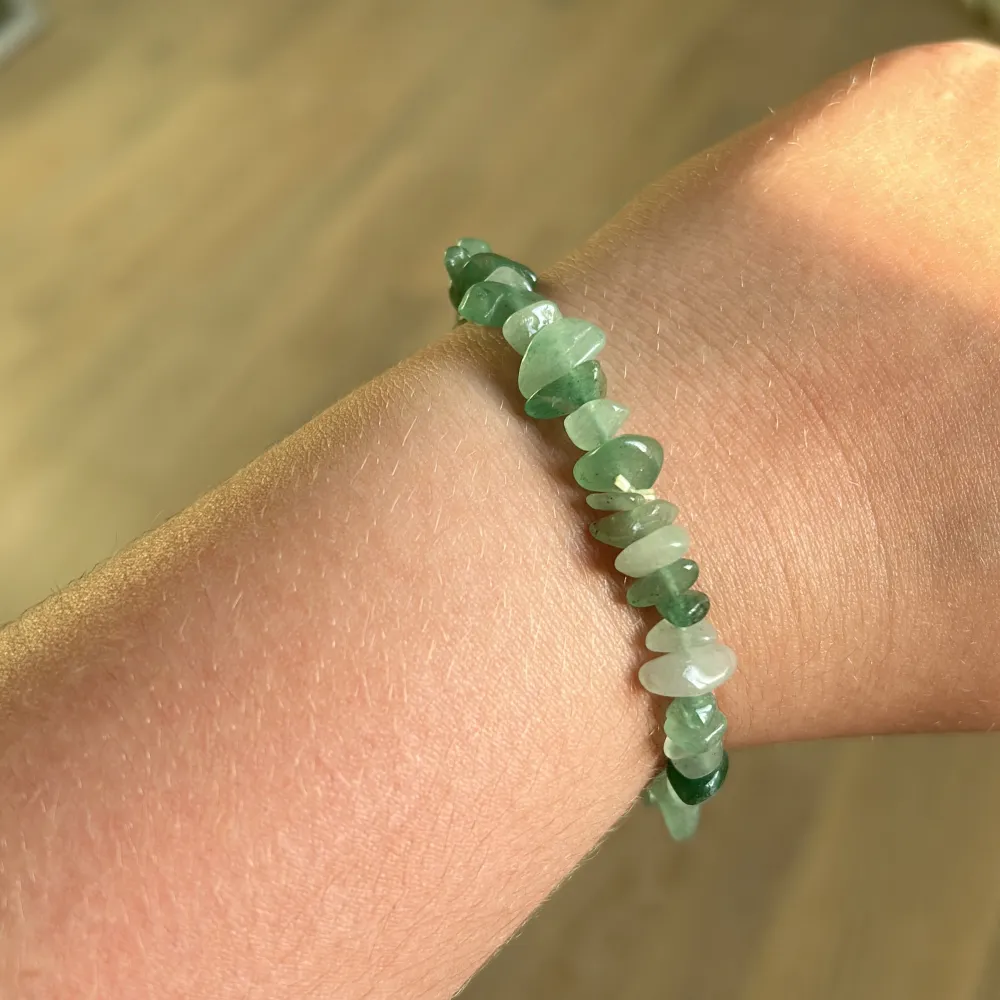 Säljer ett fint armband med äkta kristallen ” grön aventurin ” . Köpt ifrån shine crystals🔮 Fint skick . Accessoarer.