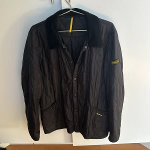 Barbourjacka  - En fet Svart Barbourjacka i st L (175-185cm) för endast 1299kr. Nypris 3999kr