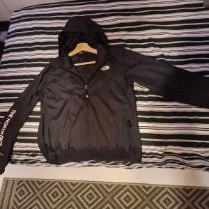 The north face jacka - En The north face vind jacka i storleken XL står de men passar bättre i Medium elr Large, passar bra till såna från 1,70 till 1,80cm typ den har ett litet hål på baksidan av högra armen och så kan man inte stänga en av dragkedjorna men annars bra.