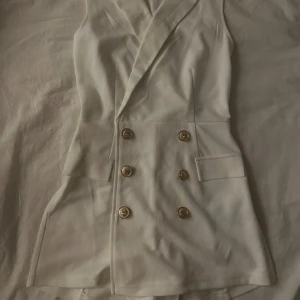 Byxdress med kjol - Vit oanvänd byxdress med inbyggd kjol!🤍 Pris ej inkl. frakt, kan även mötas i Stockholm! 