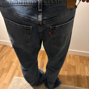 Levis jeans  - Lågmidjade och utsvängda jeans köpta i butik under rea! Långa på mig som är 174cm! Säljer pågrund av fel storlek💕