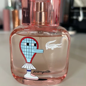 Lacoste X Jeremyville Dam Parfym - Lacoste X Jeremyville dam parfymsom luktar väldigt gott men som endast använts fåtal gångerdå jag har för många parfymer. Tryck på sista bilderna för djupare beskrivning av doften! Nypris är ca 400-500kr