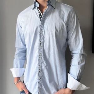 Skjorta - 2 för 1. Skön skjortor för bra pris. Modellen är cirka 180cm. 