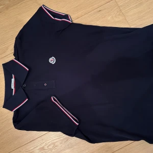 Moncler pike - Säljer nu min moncler pike storlek S som inte alls är använd ofta. Superfint skick, Köpt på NK, kvitto finns. 