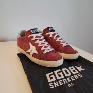 Golden goose skor❤️ - Super snygga och unika Golden goose skor. Köpa för 1 år sedan skick 8/10. Skriv för mer specifika bilder.