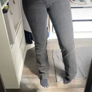 Säljer svarta jeans med straight leg 