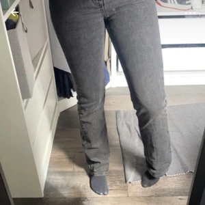 Straight leg jeans  - Säljer svarta jeans med straight leg 