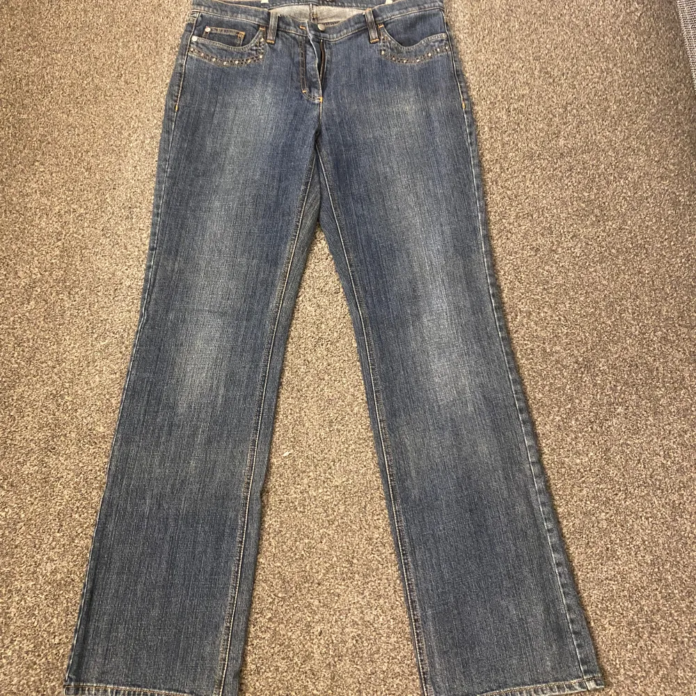 Säljer nu dessa as snygga lågmidjade jeans då det tyvär inte kommer till någon användning. Det är köpta på second hand och är i mycket fint skick.   Innerbenslängd 85 Midjemått 40 rakt över   (Passar mig i längden som är 1,72) . Jeans & Byxor.