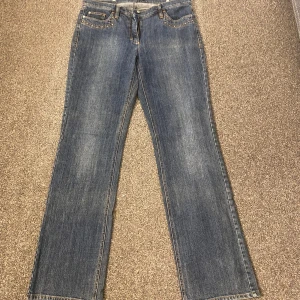 Lågmidjade jeans  - Säljer nu dessa as snygga lågmidjade jeans då det tyvär inte kommer till någon användning. Det är köpta på second hand och är i mycket fint skick.   Innerbenslängd 85 Midjemått 40 rakt över   (Passar mig i längden som är 1,72) 