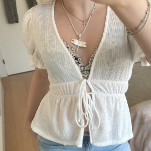 söt blus från gina - Säljer en somrig vit blus från gina💞passar fint till jeans eller kjol!