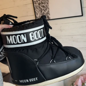 Svarta Moon Boots - Säljer ett par populära svarta Moon Boots. Jag säljer dessa för dom inte kommer till så mycket användning. Dom är nästan oanvända och i väldigt bra skick! Kontakta för frågor💕