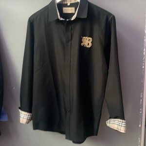 Burburry - Säljer min burberry skjorta 10/10 skick använt den 3 gånger.pris kan diskuteras vid snabb affär 
