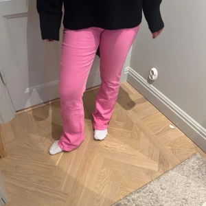 Rosa booutcut jeans - Snygga unika rosa booutcut jeans! Säljer då dem inte kommer till användning vilket är väldigt synd. Säljer för 400 kan mötas upp i sthlm ☺️ Storlek S/M