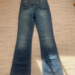 Jeans med låg midja - Sååå snygga jeans med coola detaljer som jag säljer då de tyvärr inte passade mig. I jättebra skick, inga defekter💗💗