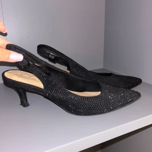 Klackskor - Säljer dessa snygga klackskor!  Svarta med glitter, storlek 38/39