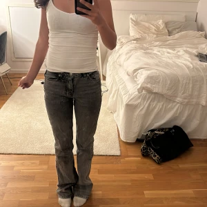 Grå jeans - Säljer ett par grå jeans, en blandning mellan utsvängda och raka. De är i bra skick, och har inte användts många gånger ❤️❤️