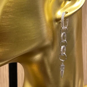 Långt silverörhänge - Örhänge som ge en extra touch till din outfit! Säljes styckvis. Material: sterling silver