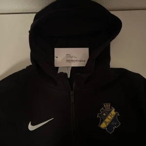 Helt oanvänd aik Hoodie köp för 699 kom med pris förslag lapp är kvar  - AIK Hoodie 