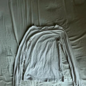 Tröja  - Långärmad tröja från Cubus i stl S men passar mig i M me ett litet hål som inte märks och den e lite genomskinlig 