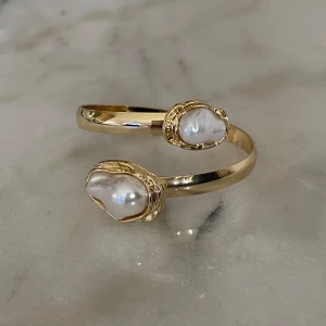 Guldarmband med vita stenar/pärlor - Fint guldigt armband med pärl liknande stenar, passar alla tillfällen. 