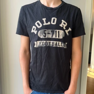Ralph Lauren t-shirt - Ralph Lauren t-shirt | Skick: 8.25/10 | Storlek M, sitter bormalt i storleken men passar även stor S | Kille i bild är 178 sitter bra men pyttelite lång i längden / Mvh
