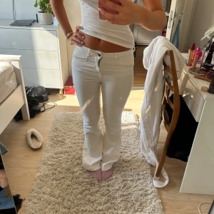 Vita lågmidjade jeans  - Vita lågmidjade jeans från zara, storlek 36. Bra skick förutom en liten tråd som låssna från fickan, men inget som stör funktionen.