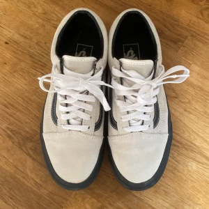 Vans skor platå - Hej! Säljer mina vans då dom har blivit för små. Använda en gång, bra skick☺️
