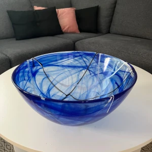 Glas skål - En stor contrast skål i blått från Kosta Boda. Original förpackningen finns kvar. Aldrig använd. Nypris ligger ca. 1600kr