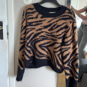 Stickat  - En så så skön och super fin stickad tiger tröja, inga skador eller fläckar. 