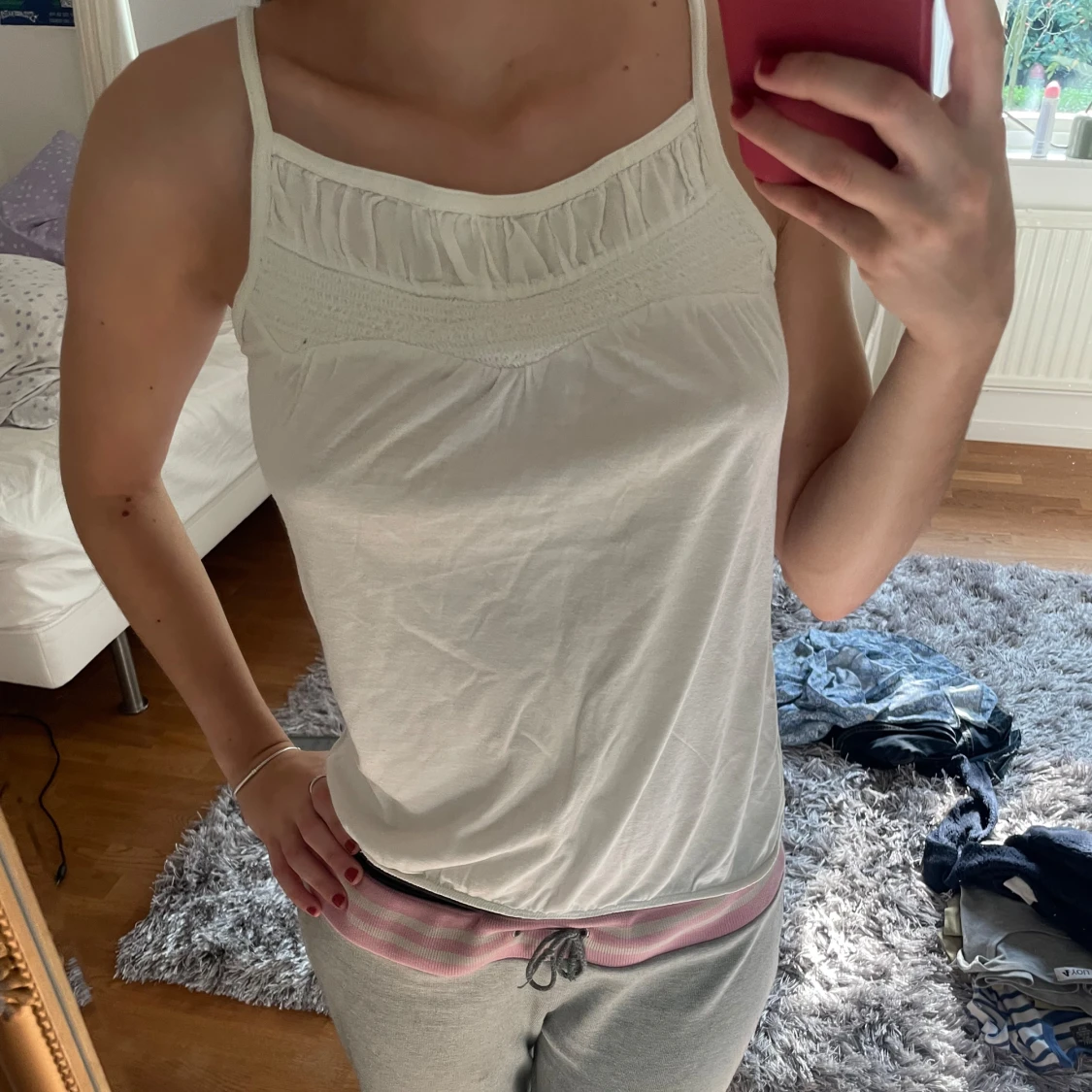 Vit ärmlös linnetopp - 90