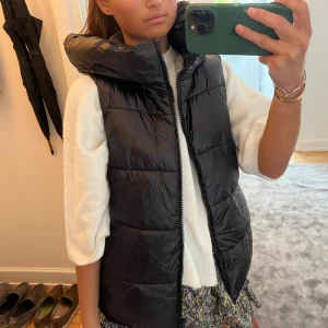 Väst - Så snygg väst som jag köpte på zara. Aldrig använd. Sitter som en S/M (Vid snabb affär kan jag tänka mig att gå ner i pris)