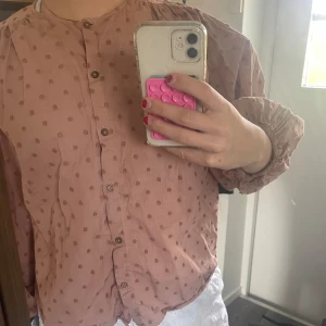 Blusa  - Hej, jag säljer min fina blusa från ZARA! Den är i storlek M och jag har nästan inte använd den🤍