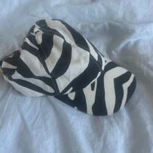 Zebramönstrad keps - zebramönstrad keps från hm. Aldrig använd