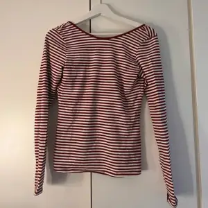 Långärmad tröja med öppen rygg köpt från H&M. Säljes då den enbart kom till användning ett fåtal gånger❣️då ingen lapp finns kvar skulle jag gissa på att tröjan är mellan storlek xs eller s