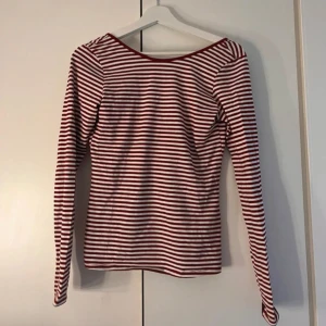Långärmad randig tröja med öppen rygg H&M - Långärmad tröja med öppen rygg köpt från H&M. Säljes då den enbart kom till användning ett fåtal gånger❣️då ingen lapp finns kvar skulle jag gissa på att tröjan är mellan storlek xs eller s