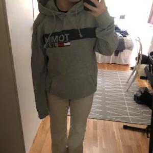 Grå hoodie från Tommy Jeans - Säljer en grå hoodie från Tommy Jeans i storlek L. Den är i mycket gott skick!