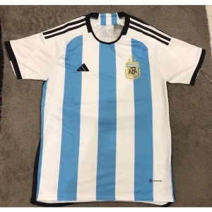Argentina tröja - Säljer en väldigt fin Argentina tröja för endast 300 kr den är helt ny och är i storlek L kontakta mig om ni är intreserade