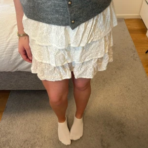 Vit volangkjol - Använd några gånger men fortfarande hel och ren. Lite stor i storleken då den har töjt ut sig så jag skulle tro att den passar L/40 också.