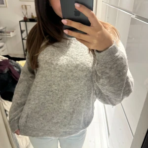 Grå stickad tröja - En grå stickad tröja som har används. Dock ett litet hål som syns på sista bilden!🥰