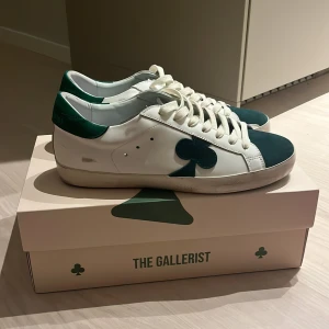 The gallerist skor - Säljer ett par riktigt snygga the gallerist skor som man inte kan få tag på längre. Dem har aldrig använts så är i top skick och box följer med vid köp. Hör av er vid frågor. 