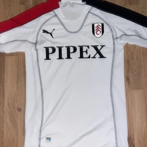 Retro Fulham tröja från 2005/2006 säsongen  - Retro Fulham tröja i nästan perfekt skick!  Säljer den då den inte passar längre, skick 9/10. För fler frågor fråga mig! 