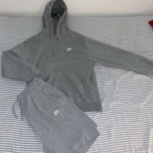 Nike set. Fräsch och fri från skador  - Utmärkt skick, inga skador eller likande. Shortsen storlek LARGE. Hoodien storlek SMALL.   