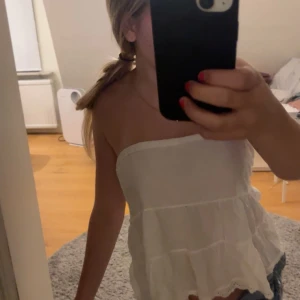 Vit topp - Säljer min jättegulliga vita topp, den är i bra skick. Lappen är bort men den är från Cubus. Den är lite lite genomskinlig men inget man tänker på. Storlek xs-s