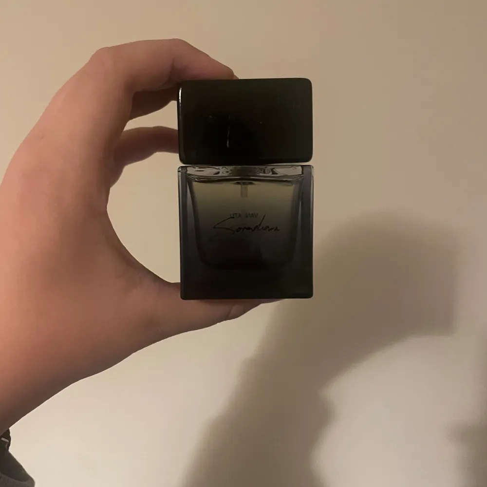 Letar efter byten/sälja  det är 50ml bara test sprayd men passade inte min smak  hör gärna av er med alla byten helst niche men alla byten är intressanta ny pris 2300kr . Parfym.