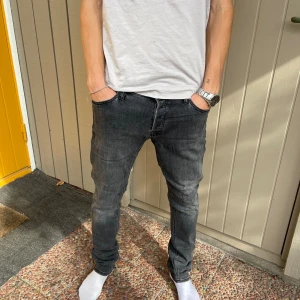 Jack and Jones Slim/glenn - Säljer nu dessa feta Jack and Jones slim/glenn jeansen. Väldigt bra skick  Storlek 32/34