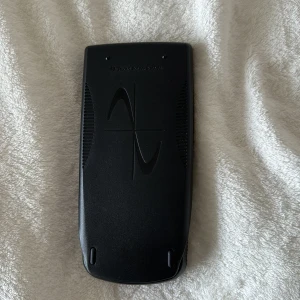 Miniräknare  - Miniräknare från Texas Instruments. Aldrig använd så helt ny i perfekt skick.  Exakt modell: TI-82 STATS Behövs för Matte 2 och uppåt🥰 Originalpris: 1000kr