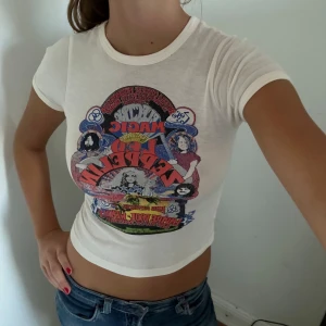 Babytee  - Babytee med tryck från urban outfitters köpt 2020