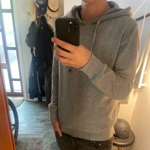 Stickad hoodie - Tja, säljer nu denna skitsnygga cashmereblandade hoodien. Nypris ligger på 1600 kr. Den är storlek s och jag på bilden är 183 cm. Har du några funderingar är det bara höra av dig. Mvh