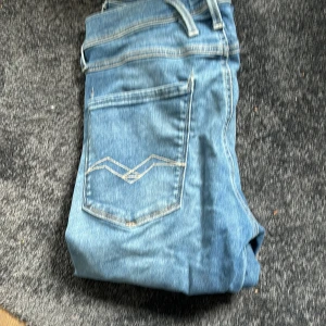 Replay Anbass  - Tja säljer dessa jeans då jag inte använder dom längre. Modellen är Anbass och de är hyperflex. Om du har några funderingar så är det bara skriva.