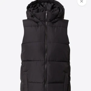 Svart noisy may väst - Svart lång noisy may väst med dragsko i midjan. Storlek S. Inte mycket använd. 350 kr 